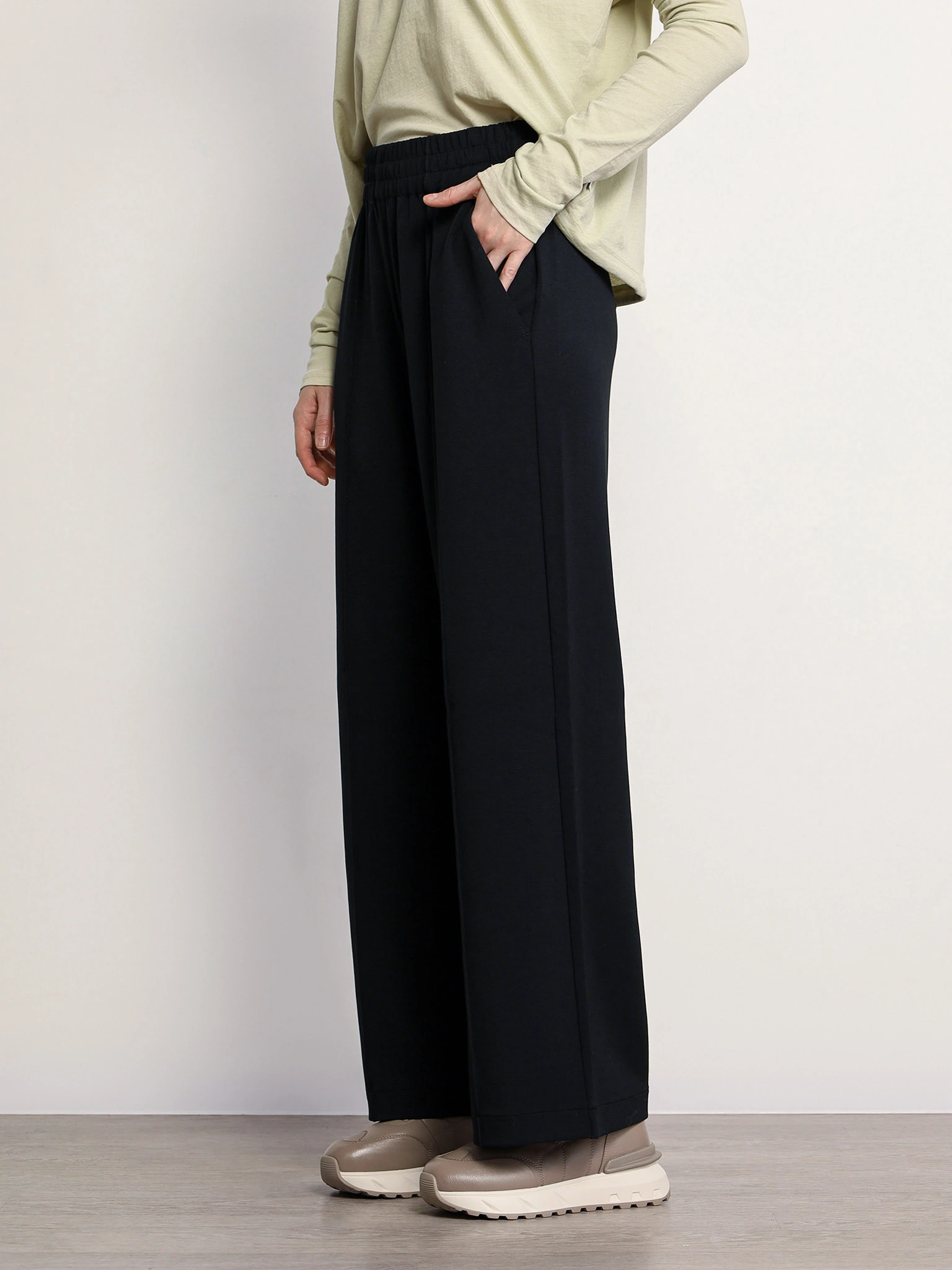 Брюки трикотажные черного цвета свободного кроя